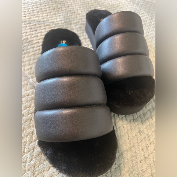 Brand New With Tag Ugg Slides - Picture 5 of 5